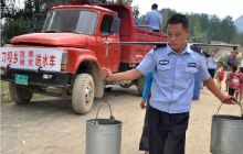 印江刀坝乡公安民警为农家送水保稳定