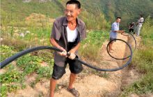 印江罗场乡：党员群众齐心引水抗旱