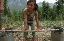 村民断水数日 德江消防驱车百里送水暖民心