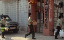 官兵敬老显真情 思南消防中秋慰问孤寡老人