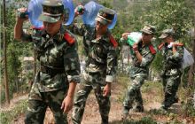 印江人民子弟兵为特困群众送水送粮
