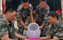 旱灾无情武装有爱 子弟兵送水润民心