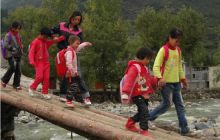 木黄镇盘龙小学 老师护送学生往返