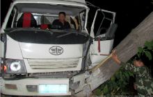 货车撞大树司机被困 德江消防官兵20分钟救出