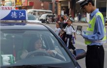 德江交警节前整治城区交通秩序