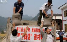 德江运管所与客运企业联手帮扶喻家桥村