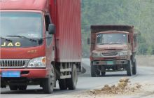 印江整治工程车辆 扮靓公路迎国庆