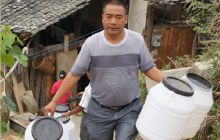 潮砥镇党员干部为群众送水