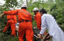 摩托车坠落二十米深沟 石阡消防绳锁牵引营救三人