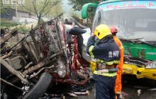 贵州松桃一货撞两客2死2伤 消防紧急驰援