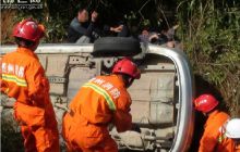 贵州松桃轿车冲出公路3人被困 消防成功营救