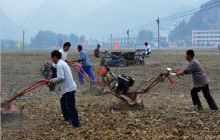 江口、松桃开展新型农具展示活动