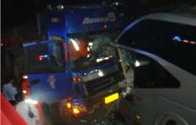 挂车撞客车司机被卡 松桃消防成功救援