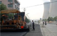 大龙经济开发区“白改黑”工程加紧推进