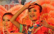 民族团结歌舞会在我市举行