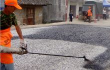 松吉路上“黄马褂”养护忙