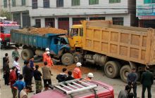 两车相撞一人被困 玉屏消防紧急救援