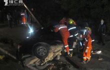 贵州铜仁轿车撞骑路灯2死2伤