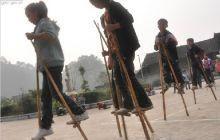 竹马跑进“苗乡校园”