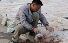 印江解放路西段人行道铺设有序推进