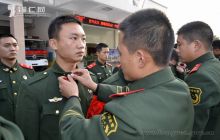 退伍老兵卸下帽徽和军衔 告别军旅生涯