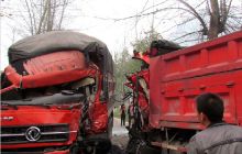 两卡车相撞一人被困  德江消防10分钟救出被困驾驶员