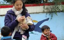 铜仁学院志愿者赴八官希望小学爱心捐赠