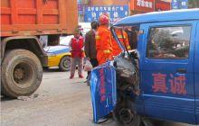 贵州碧江城区交通事故  消防10分钟救出被困司机