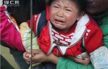 2岁女童手卡玻璃门 消防忙施救