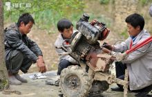 农技人员检修农机助春耕