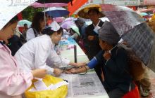 松桃:冒雨送科技下乡 农民朋友喜洋洋