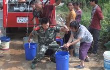 村蓄水池干涸，消防战士送清泉